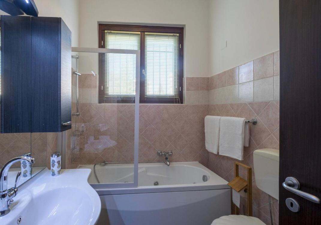 Appartamento In Villa Con Giardino A 300M Dal Lago Maggiore Castelletto sopra Ticino Exterior foto